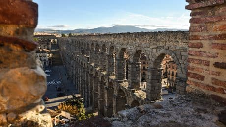 Roba una piedra del Acueducto de Segovia y la subasta en internet a modo de protesta