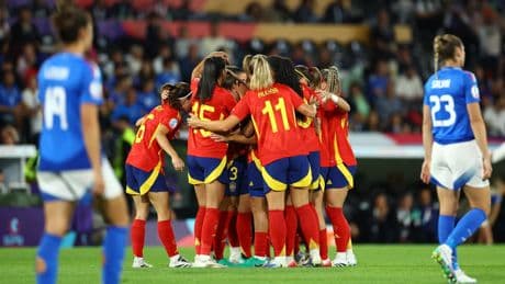 España remonta ante Italia y consigue el pleno de victorias para sellar el liderato del grupo y medirse a Suiza en cuartos