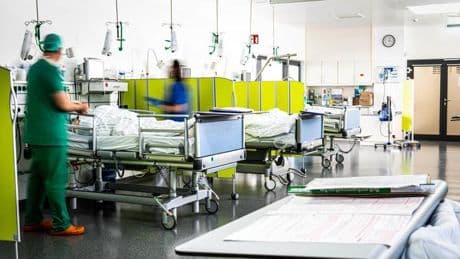 Gewalt gegen medizinisches Personal: Kliniken verstärken Sicherheit wegen Übergriffen auf Mitarbeiter