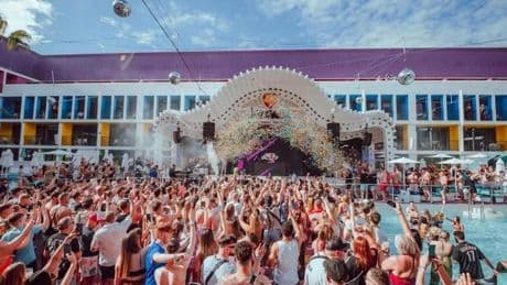 El hotel Ibiza Rocks suspende todos sus eventos tras las recientes muertes de tres huéspedes