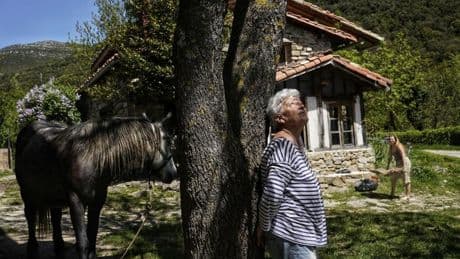 Lakabe, la ecoaldea navarra que nació en Bilbao: «Aquí no notamos el apagón»
