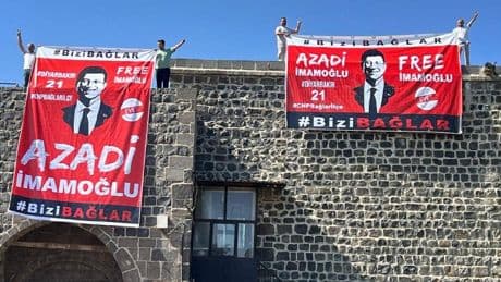 Diyarbakır surlarına asılan ‘Azadî İmamoğlu’ pankartına gözaltı