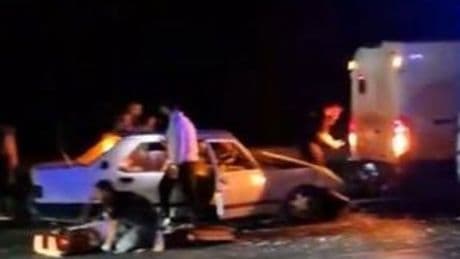 Otomobil, İETT yol bakım aracına çarptı: 5 yaralı