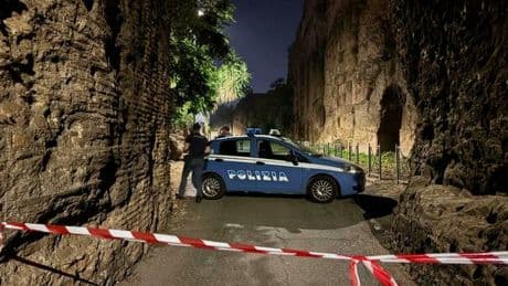 Roma, cadavere di donna trovato tra le sterpaglie in via del Mandrione: la morte risale almeno a due settimane fa