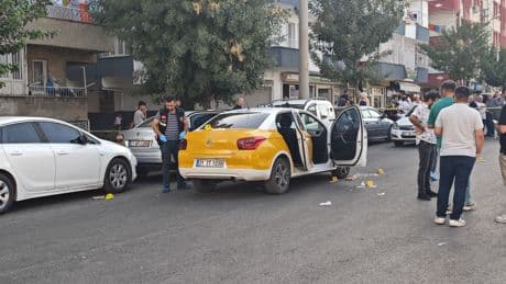 Diyarbakır'da cinnet: Taksideki karısını yaraladı, intihara kalkıştı