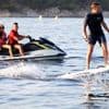 Foto’s tonen Franse president in actie: Macron geniet van waterpret met zijn familie