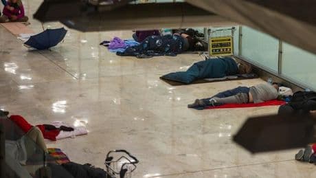 «La presión está alterando a los sintecho de Barajas», advierte el personal de limpieza, que ahora trabaja en parejas las 24 horas