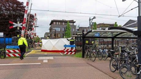 Vrouw meegesleurd door langsrijdende trein in Heiloo