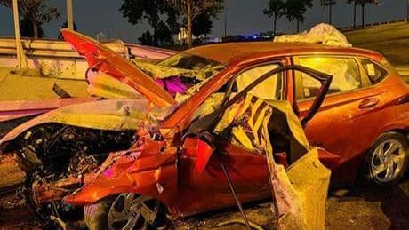 Bayrampaşa'da otomobil bariyerlere saplandı, sürücü yaralandı