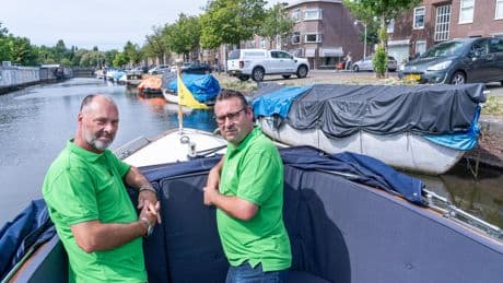Den Haag ziet grachten verloederen, roep om handhavers met boot: ’Behoefte wordt zo het water ingesmeten’