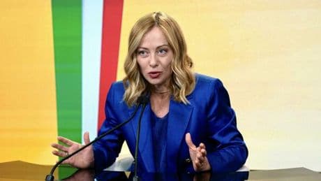 Meloni, vacanze finite: la premier al Meeting di Rimini. L'agenda della ripartenza del governo: dossier su manovra e sanità e rebus regionali