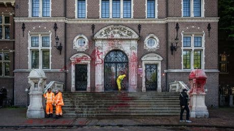 Gebouw waar CIDI jubileum viert beklad met rode verf, buiten protest