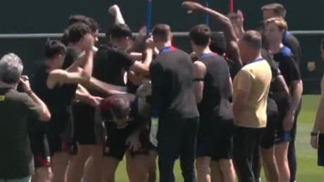 Pasillo de 'collejas' para Iñigo, Fermín, De Jong y Olmo por sus cumpleaños