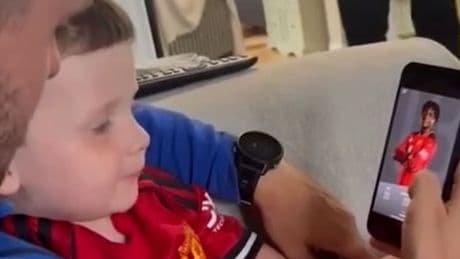 Er kennt ALLE Spieler - Dieser 2-jährige United-Fan geht viral!
