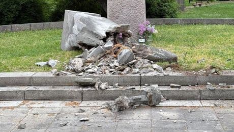 Russland will selbst ermitteln - Sowjet-Statue in Gedenkstätte zerstört
