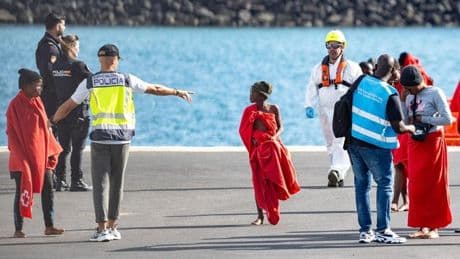El Gobierno acatará la orden del Supremo y ultima la acogida de mil menores refugiados de Canarias