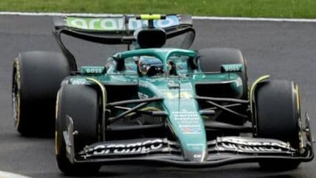 Alonso, tocado de la espalda, deja un viernes inesperadamente prometedor