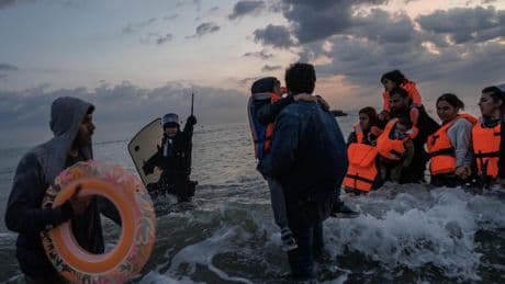 La Policía francesa ataca con gas lacrimógeno a niños migrantes que se dirigían a Inglaterra