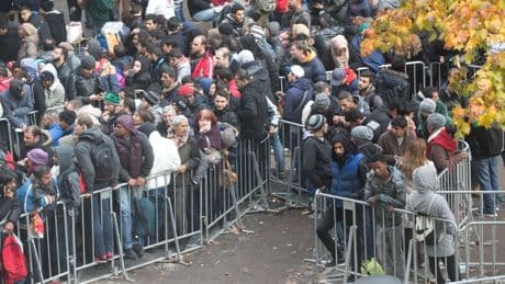 Flüchtlingskrise 2015: Czaja: Flüchtlingsunterbringung in Turnhallen war ein Fehler