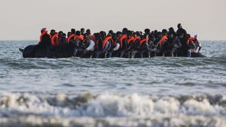 Manche : une centaine de migrants tentant de gagner l’Angleterre secourus en 24 heures
