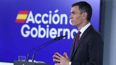 Feijóo pide a Sánchez dejar la "propaganda" del pacto con la OTAN y este lo desprecia: "Toma, Alberto. Que te la traduzcan"