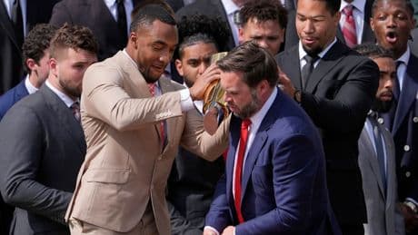 Fauxpas im Weißen Haus - JD Vance schrottet Football-Pokal bei Verleihung