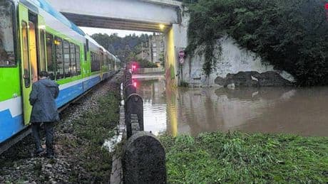 Maltempo, treno salvato dal baratro