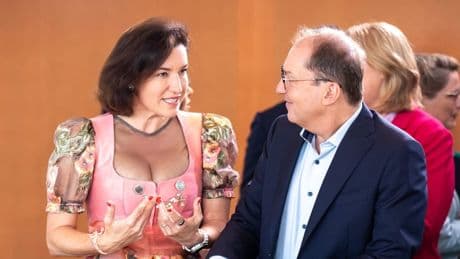 Wegen Oktoberfest: Ministerin Doro Bär überrascht mit Dirndl im Kabinett