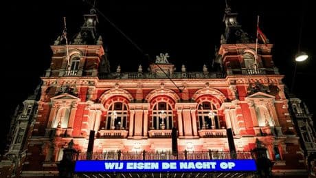 Gevels kleuren oranje in strijd tegen vrouwengeweld, familie Lisa bij minuut stilte