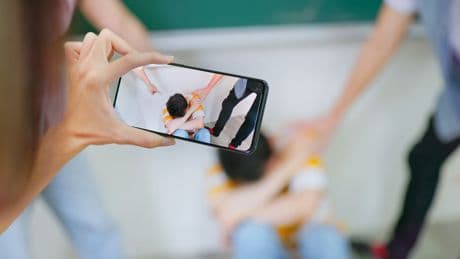 Bullismo e cyberbullismo, colpiti 7 ragazzi su 10 in Italia: cosa cambia con il nuovo decreto