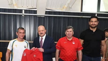 Taha Akgül'den Dünya Güreş Şampiyonası'na hazırlanan sporculara ziyaret
