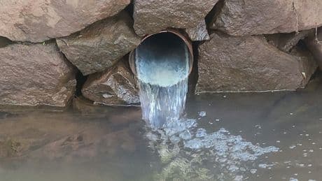 Les «polluants éternels» sont partout dans l'eau, comment faire pour les éliminer?