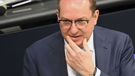 Rassismus und Antisemitismus: Dobrindt stellt Statistik zu politisch motivierter Gewalt vor
