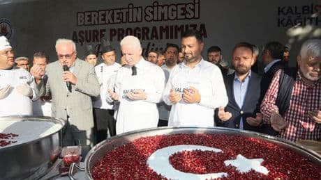 Kağıthane'de 20 binden fazla kişiye aşure ikram edildi