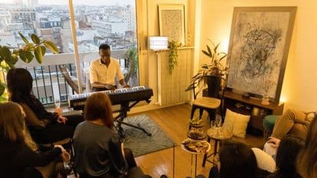 « C’est hypervalorisant de se produire ici. Il y a une écoute attentive » : les spectacles chez les particuliers en plein essor