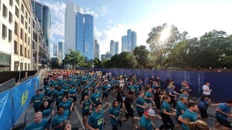 Firmenlauf: Firmenlauf - Zehntausende Läufer joggen durch Frankfurt