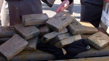 Droga gettata in mare nei borsoni: così la malavita bypassa i controlli in porto