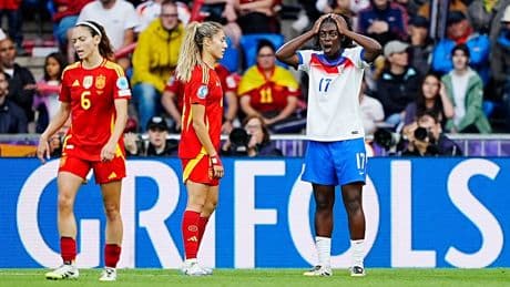 Patri’s dramatic dive leaves England’s Michelle Agyemang shocked during women’s Euros final