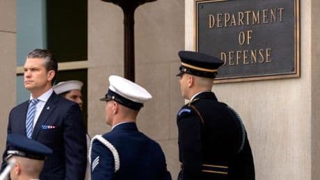 Etats-Unis : le secrétaire à la défense, Pete Hegseth, ordonne une réduction de 20 % du nombre de généraux quatre étoiles
