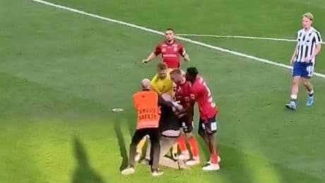 Bizarre beelden uit Zweden: supporter rent het veld op en wil speler van achteren slaan