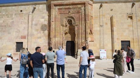 Esrarengiz gölgeleri görmek isteyenler 8 asırlık camiye akın etti