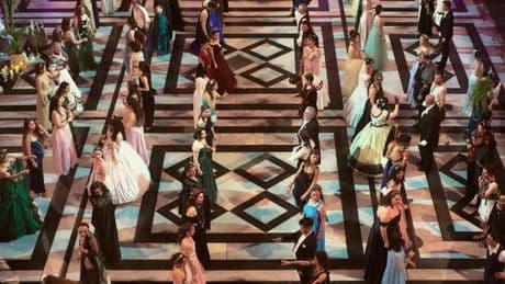 « On a tous besoin de rêver dans ce monde de fous » : à Marseille, un bal fantasy fait valser les jeunes