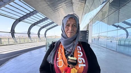 Galatasaraylı kadın çiftçinin ördüğü "Osimhen bebeği" yıldız oyuncuya hediye etme hayali gerçek oluyor