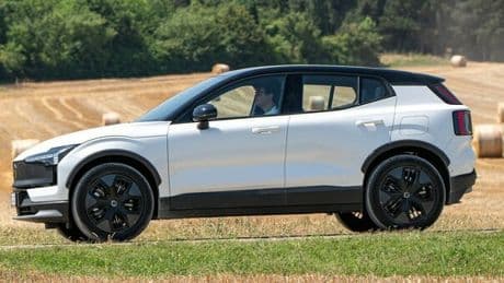 Volvo EX30 Cross Country strizza l'occhio all'outdoor. Il Suv compatto elettrico vanta un'autonomia fino a 427 km