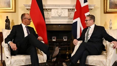 Antrittsbesuch in London: Merz, Starmer und ein Beistandsversprechen