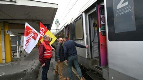 A bord des « trains de la colère », l'exaspération des usagers de lignes SNCF oubliées