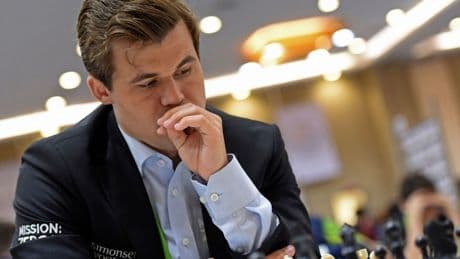 What happened when chess grandmaster Magnus Carlsen took on 143,000 people