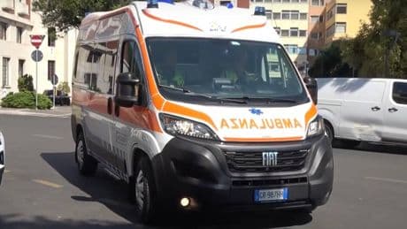 Infarto mentre aspetta in auto la moglie con la figlia di 3 anni: 35enne muore a Otranto