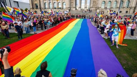 Liveblog Bundespolitik: Riesige Regenbogenflagge vor Reichstagsgebäude ausgerollt