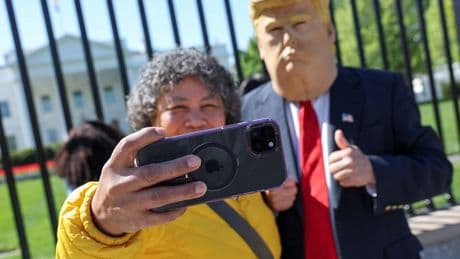 Trump, Apple’ı krizin eşiğinden nasıl kurtardı?